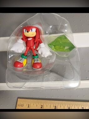 NWOT Jakks Sonic the Hedgehog Knuckles With Green Stone Emerald